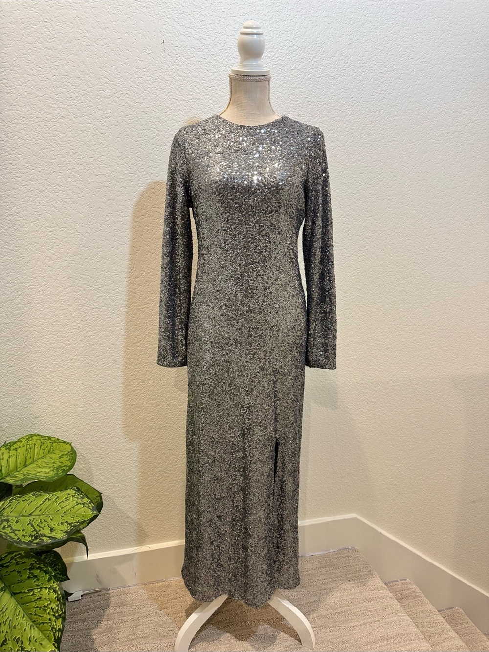 Gibson & Latimer Woven Silver Sequin Maxi Dress Long Sleeve. Size M